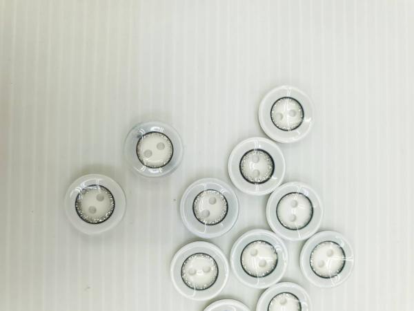 กระดุม กระดุม 15 mm 2 รู ขาว กาก ดำ ห่อละ 140 เม็ด คุณภาพดี มาก ราคา 60.-